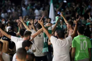 (BINTEO/ΦΩΤΟΣ) ΑΠΟΘΕΩΣΑΝ παίκτες και Μπεργκ οι Ομονοιάτες!