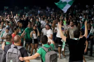 (BINTEO/ΦΩΤΟΣ) ΑΠΟΘΕΩΣΑΝ παίκτες και Μπεργκ οι Ομονοιάτες!