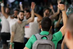 (BINTEO/ΦΩΤΟΣ) ΑΠΟΘΕΩΣΑΝ παίκτες και Μπεργκ οι Ομονοιάτες!