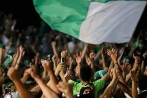 (BINTEO/ΦΩΤΟΣ) ΑΠΟΘΕΩΣΑΝ παίκτες και Μπεργκ οι Ομονοιάτες!