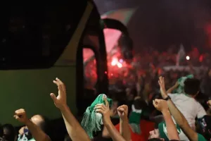 (BINTEO/ΦΩΤΟΣ) ΑΠΟΘΕΩΣΑΝ παίκτες και Μπεργκ οι Ομονοιάτες!