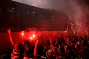 (BINTEO/ΦΩΤΟΣ) ΑΠΟΘΕΩΣΑΝ παίκτες και Μπεργκ οι Ομονοιάτες!