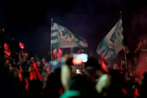 (BINTEO/ΦΩΤΟΣ) ΑΠΟΘΕΩΣΑΝ παίκτες και Μπεργκ οι Ομονοιάτες!