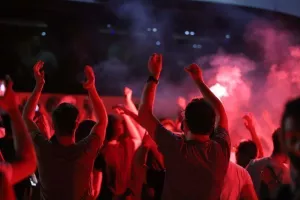 (BINTEO/ΦΩΤΟΣ) ΑΠΟΘΕΩΣΑΝ παίκτες και Μπεργκ οι Ομονοιάτες!