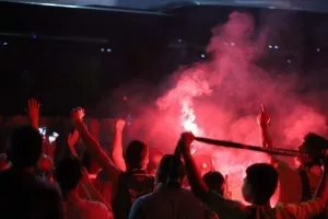 (BINTEO/ΦΩΤΟΣ) ΑΠΟΘΕΩΣΑΝ παίκτες και Μπεργκ οι Ομονοιάτες!