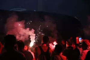(BINTEO/ΦΩΤΟΣ) ΑΠΟΘΕΩΣΑΝ παίκτες και Μπεργκ οι Ομονοιάτες!
