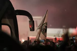 (BINTEO/ΦΩΤΟΣ) ΑΠΟΘΕΩΣΑΝ παίκτες και Μπεργκ οι Ομονοιάτες!