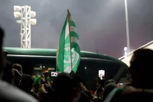 (BINTEO/ΦΩΤΟΣ) ΑΠΟΘΕΩΣΑΝ παίκτες και Μπεργκ οι Ομονοιάτες!