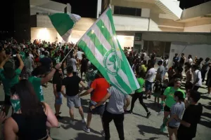 (BINTEO/ΦΩΤΟΣ) ΑΠΟΘΕΩΣΑΝ παίκτες και Μπεργκ οι Ομονοιάτες!