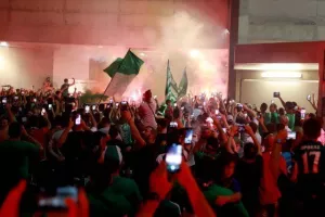 (BINTEO/ΦΩΤΟΣ) ΑΠΟΘΕΩΣΑΝ παίκτες και Μπεργκ οι Ομονοιάτες!