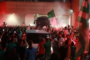 (BINTEO/ΦΩΤΟΣ) ΑΠΟΘΕΩΣΑΝ παίκτες και Μπεργκ οι Ομονοιάτες!