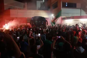 (BINTEO/ΦΩΤΟΣ) ΑΠΟΘΕΩΣΑΝ παίκτες και Μπεργκ οι Ομονοιάτες!