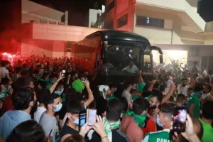 (BINTEO/ΦΩΤΟΣ) ΑΠΟΘΕΩΣΑΝ παίκτες και Μπεργκ οι Ομονοιάτες!