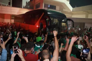 (BINTEO/ΦΩΤΟΣ) ΑΠΟΘΕΩΣΑΝ παίκτες και Μπεργκ οι Ομονοιάτες!