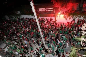 (BINTEO/ΦΩΤΟΣ) ΑΠΟΘΕΩΣΑΝ παίκτες και Μπεργκ οι Ομονοιάτες!