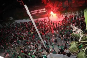 (BINTEO/ΦΩΤΟΣ) ΑΠΟΘΕΩΣΑΝ παίκτες και Μπεργκ οι Ομονοιάτες!