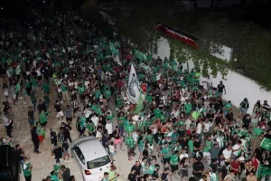 (BINTEO/ΦΩΤΟΣ) ΑΠΟΘΕΩΣΑΝ παίκτες και Μπεργκ οι Ομονοιάτες!