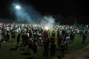 (BINTEO/ΦΩΤΟΣ) ΑΠΟΘΕΩΣΑΝ παίκτες και Μπεργκ οι Ομονοιάτες!