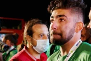 "Κλάψε λεβέντη μου γιατί τούτη είναι η Ομόνοια... μαζί σου κλαίω και εγώ"