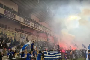 Οι παίκτες στα boxes και... ΧΑΜΟΣ! (Φώτος/Βίντεο)