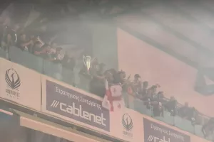 Οι παίκτες στα boxes και... ΧΑΜΟΣ! (Φώτος/Βίντεο)
