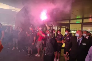 Σήκωσε πυρσό μαζί με τους Μαχητές ο Μπούμπα (βίντεο)