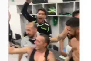 Ποστάρισμα από το γλέντι στα αποδυτήρια (βίντεο)