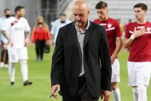 Ανακοίνωσε οκτώ αποχωρήσεις
