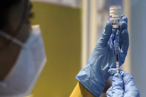 Σύσταση Υπ.Υγείας: Pfizer ή Moderna για άτομα κάτω των 50 ετών