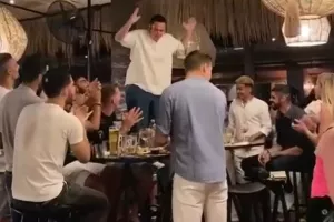 Βγήκε στο τραπέζι ο Θανάσης! (βίντεο) 