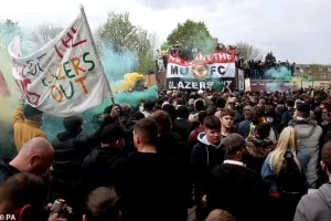 Γιουνάιτεντ-Λίβερπουλ: Ξύλο ανάμεσα σε αστυνομικούς και οπαδούς έξω από το Old Trafford! 