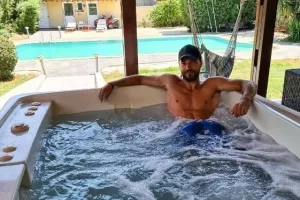 Στο jacuzzi ο Βαγγέλης: "Δεν είδα μεγαλύτερο μπάνιο" ο... Τορναρίτης (φώτο)
