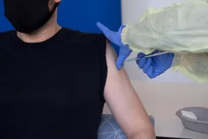 Τέρμα το αλαλούμ με τα ραντεβού εμβολιασμού / Μόνο ένας θα κλείνει