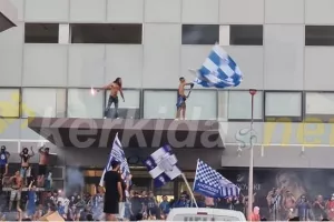 Πάνω στο στέγαστρο! (φώτος)