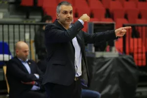 Συνεχίζει με Λειβαδιώτη