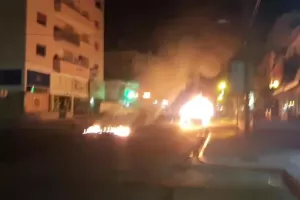 Χαμός στη Λεμεσό την ώρα της Ανάστασης -Έκαψαν περιπολικό (Φώτος)