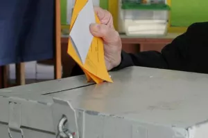 Μάθε σε ποιο εκλογικό κέντρο ψηφίζεις