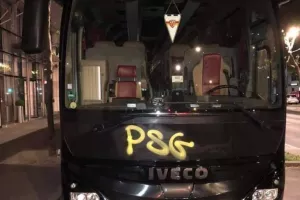 Οπαδοί της Παρί… βανδάλισαν το πούλμαν της Λανς! (φώτος)