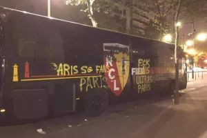 Οπαδοί της Παρί… βανδάλισαν το πούλμαν της Λανς! (φώτος)
