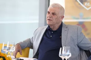 "Φάγαμε το παλτό του αιώνα/Φέραμε τον Κοντορεβιθούλη"