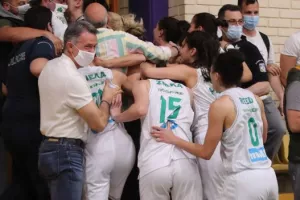 Οι πανηγυρισμοί και ο ύμνος μέσα στα αποδυτήρια του ΣΕΦ