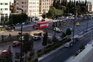 Με συνοδεία οπαδών η αποστολή των ερυθρολεύκων στον δρόμο για το ΟΑΚΑ