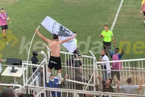 ΒΙΝΤΕΟ/Βγήκε πάνω στα κάγκελα με την σημαία της ΠΑΕΕΚ!
