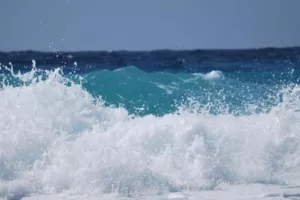 Ζευγάρι κινδύνευσε με πνιγμό λόγω θαλασσοταραχής