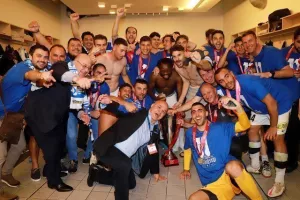 (BINTEO/ΦΩΤΟΣ) Τρελό... πάρτι στ΄ αποδυτήρια!
