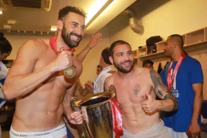 (BINTEO/ΦΩΤΟΣ) Τρελό... πάρτι στ΄ αποδυτήρια!