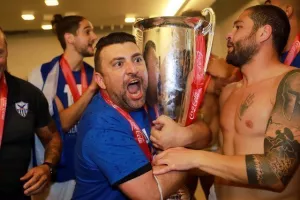 (BINTEO/ΦΩΤΟΣ) Τρελό... πάρτι στ΄ αποδυτήρια!
