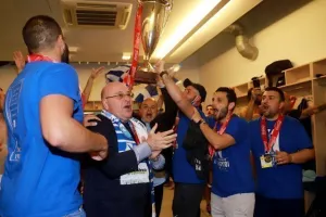 (BINTEO/ΦΩΤΟΣ) Τρελό... πάρτι στ΄ αποδυτήρια!