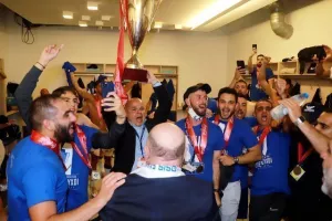 (BINTEO/ΦΩΤΟΣ) Τρελό... πάρτι στ΄ αποδυτήρια!