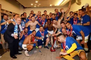 (BINTEO/ΦΩΤΟΣ) Τρελό... πάρτι στ΄ αποδυτήρια!